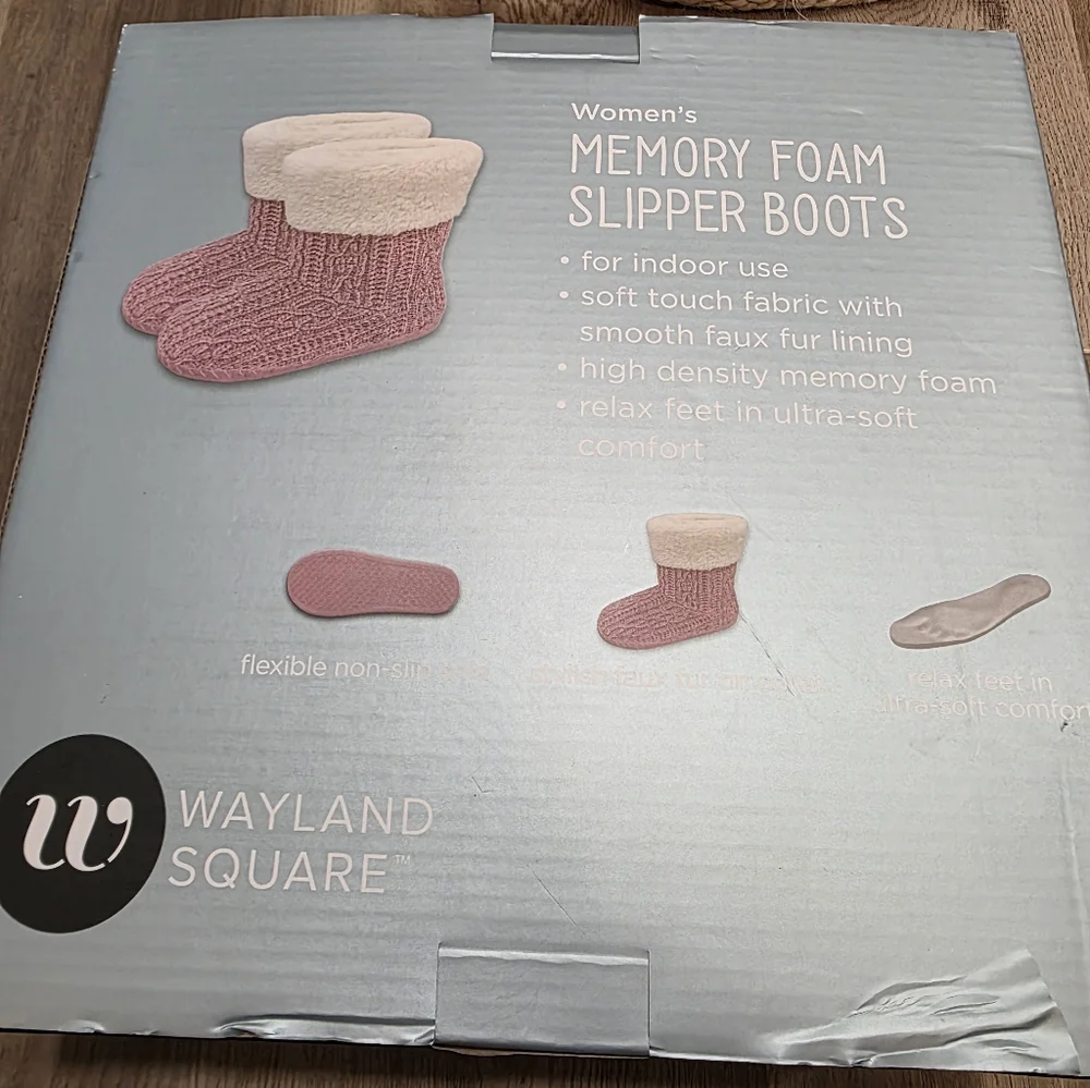 Wayland Square Women's Pink Memory Foam Glove & Slipper Set - Picture 3 of 6